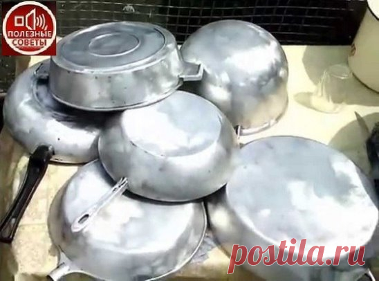 ЧИСТИМ СКОВОРОДКИ ДО БЛЕСКА!!!
ингредиенты:
1/2 чашки соды
1 чайная ложка жидкости для мытья посуды
2 столовые ложки перекиси водорода
Смешиваем до тех пор, пока не станет похоже на взбитые сливки (при необходимости доливаем еще перекиси), наносим на грязную поверхность и оставляем минут на 10.
После этого берем жесткую губку, хорошенько трем и смываем всё!
Всё просто, чисто, и безопасно!
