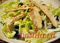 Салат с пекинской капустой и курицей. Салат с пекинской капустой имеет необычный нежный вкус и при этом относительно не высокая калорийность салата