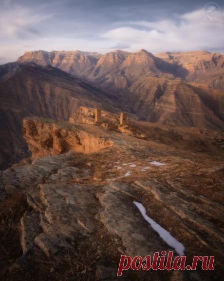 «Высоко-высоко в горах, где кружат гордые орлы, находится красивое село, памятник героической жизни предков горцев – Гоор. Некогда это был неприступный оборонительный комплекс из семи башен и жилых домов, расположенный на вершине горы, на краю отвесной пропасти. Большая часть башен разрушены, а из их остатков построили здания в новой части села, куда горцы перебрались в середине XX в. Гоорские башни имеют свою особенность: они имели наклон под небольшим углом, сужаясь кверху, что позволяло…