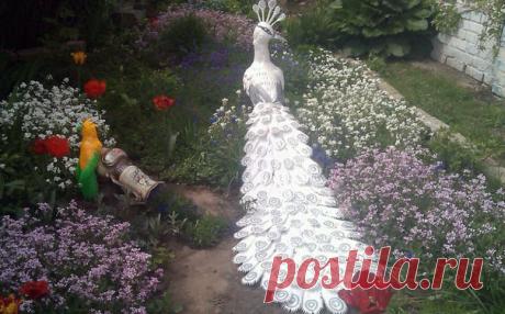 Белый павлин из бутылок