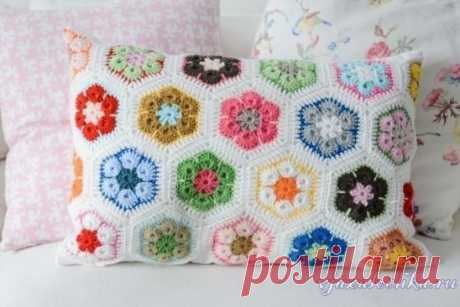 Подушка крючком из мотивов
Мастер класс: https://vjazalochka.ru/vyazanie-dlya-doma/pledy-podushki/podushka-kryuchkom-iz-motivov-master-klass