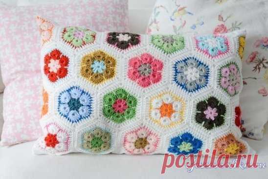 Подушка крючком из мотивов
Мастер класс: http://vjazalochka.ru/vyazanie-dlya-doma/pledy-podushki/podushka-kryuchkom-iz-motivov-master-klass