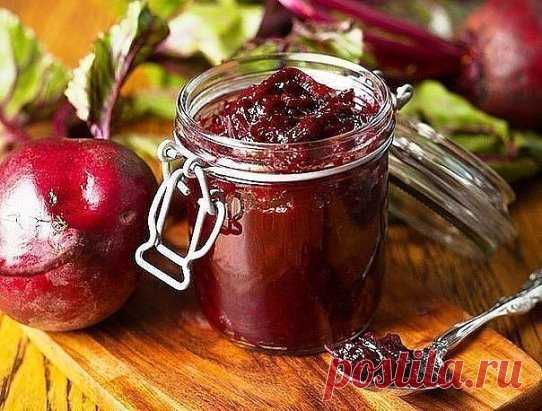Свекольная Икра, остренькая и сочная ( на зиму)
2 кг. свеклы (очистить, натереть на терке)
1 кг. моркови (очистить, натереть на терке)
1 кг. лука (очистить и мелко нарезать)
0,8 кг. помидоров (прокрученных на мясорубке)
1 стручок горького перца (прокрутить вместе с помидорами)
80 ми.л. уксуса 9%
1 ст.л. соли с горкой (солить надо по вкусу,может понадобиться больше)
80 гр.сахара (2-3 ст.л. с горкой)
250-300 ми.л. растит.масла
1 головка чеснока (очистить и пропустить через пресс)
Специи: перец душ