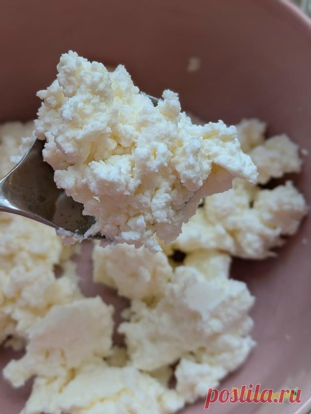 Пост на стене Мои дети любители молока😁, поэтому я часто его покупаю. Иногда оно попадается прокисшее, и тогда мы из него готовим творог❤️Все очень просто:Перелить кислое молоко в кастрюлю и поставить на слабый огонь;Варить, периодически помешивая. Не перегревать молоко, оно должно быть немного тёплым.Мы ещё добавляем столовую ложку лимонного сока;Через 10–15 минут с начала приготовления в кастрюле начнут формироваться сгустки творога.Снять кастрюл...