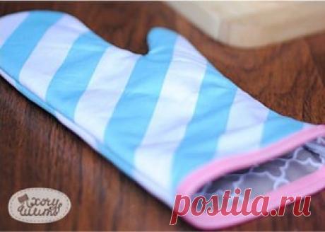 Согласитесь, такие кухонные мелочи, как прихвати, фартучки, косынки, сделанные своими руками, добавляют неимоверное количество уюта и тепла "сердцу" вашего дома!  

Сегодня поделимся, как сшить традиционную рукавицу с окантовкой и петелькой  

1. Сначала необходимо сделать выкройку прихватки. Для этого положите свою ладонь на бумагу или сразу на ткань и обведите руку, отступая 2,5-4 см (рис.1)  
Показать полностью…