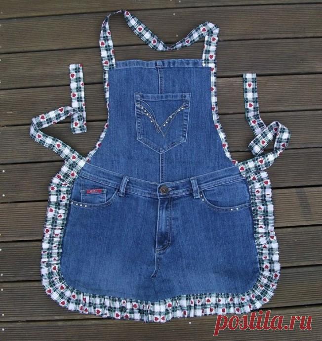 ​Что сделать из старых джинсов: фартук Что сделать из старых джинсов: фартукНе спешите выбрасывать изношенные джинсы или кроить из них шорты. Деним может стать стильным аксессуаром для кухни, многоразовой сумкой или украшением интерьера.