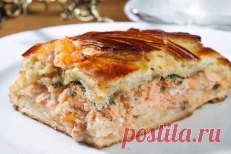 ВКУСНЕЙШИЙ и НАИПРОСТЕЙШИЙ и БЮДЖЕТНЫЙ Рыбный ПИРОГ.
Ингредиенты для теста:
кефир 1ст.,
сырое яйцо 1 шт.,
мука 1 ст.,
сода  ч.л.
Начинка:
рыбные консервы 1 б., МОЖНО по ВКУСУ и ЛЮБЫЕ.
отварные яйца 2 шт.,
любая зелень, сыр 50 г.
Приготовление:
Начинаем с приготовления теста. 
Смешиваем все ингредиенты и выливаем в смазанную маслом форму.
Рыбу отделяем от масла и разминаем вилкой. 
Добавляем мелко нарезанные яйца и зелень. 
Сыр натираем на мелкой терке.
Начинку выкладываем в форму, стараясь оста