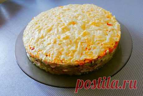 Слоеный салат со шпротами и огурцами Простой, слоеный салат со шпротами, яйцами и консервированными огурцами. Очень, не плохая закуска для повседневного или праздничного меню. Готовиться достаточно быстро из доступных продуктов. Отличный вкус и достойный внешний вид.