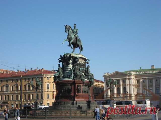 Дата дня

4 июня 1859 года на Мариинской площади (сейчас - Исаакиевская) была установлена конная статуя Николая I. В тот момент это был единственный в мире монумент, где конь стоял на двух ногах, то есть имел всего две опоры.

Конную часть памятника создал Петр Клодт. Император был одет в мундир Лейб-гвардии Конного полка, а моделью скакуна стал любимый жеребец Николая I — Амалатбек.

На создание памятника было израсходовано 20 тонн бронзы и 753 тысячи рублей серебром.