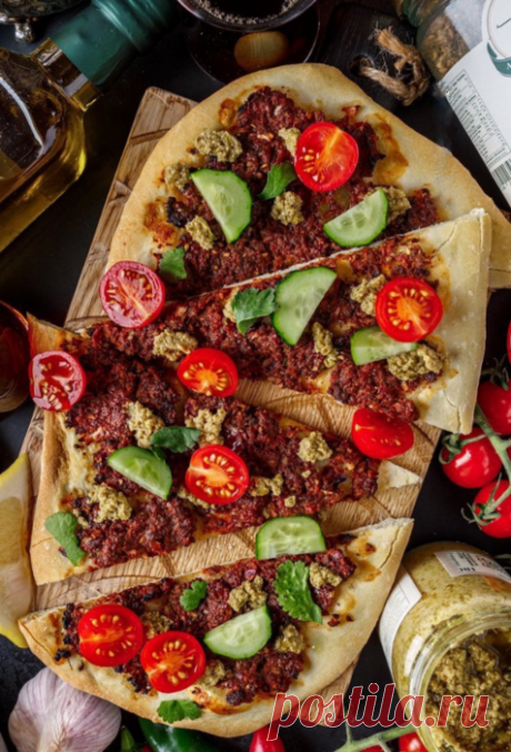 Лахмаджун — арабская лепешка с мясом