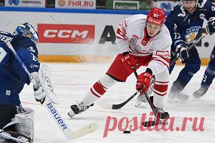 Сборная России по хоккею осталась без Кубка Первого канала. Сборная России по хоккею проиграла национальной команде Финляндии в заключительном матче Кубка Первого канала. Встреча прошла в Москве на стадионе ЦСКА и завершилась со счетом 3:2 в овертайме. Заброшенными шайбами в составе россиян отметились Артем Минулин и Вячеслав Войнов.