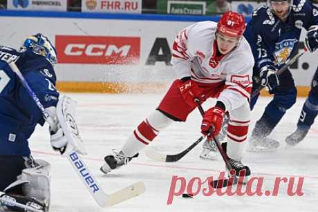 Сборная России по хоккею осталась без Кубка Первого канала. Сборная России по хоккею проиграла национальной команде Финляндии в заключительном матче Кубка Первого канала. Встреча прошла в Москве на стадионе ЦСКА и завершилась со счетом 3:2 в овертайме. Заброшенными шайбами в составе россиян отметились Артем Минулин и Вячеслав Войнов.