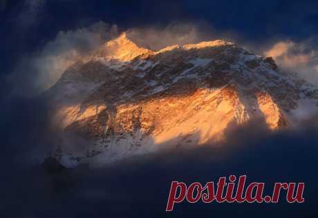 Массив Макалу, Гималаи. Автор фото – Иван Козорезов. Спокойной ночи.