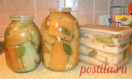 САМОЕ ВКУСНОЕ САЛО
Для приготовления понадобится:
- сало
- вода - 1 литр
- поваренная соль - 1 стакан
- лавровый лист - 3-4 штуки
- перец горошком - по вкусу
- репчатый лук - 1 штука
- чеснок - 3-4 зубчика
- черный молотый перец.
Приготовление:
1. Складываем сало в кастрюлю, а затем делаем рассол.
2. Рассол: на 1 литр воды высыпаем 1 стакан соли, добавляем 3-4 листика лаврушки, перчик горошком и одну луковицу (я ее очищаю) рассол закипятим и через минутку заливаем сало гор...