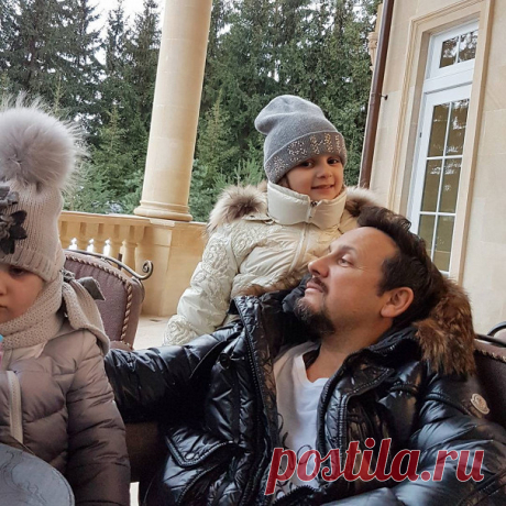 В Сети появились трогательные домашние кадры Стаса Михайлова с дочками — Летидор Жена артиста призналась, что ему редко удается надолго задержаться дома.