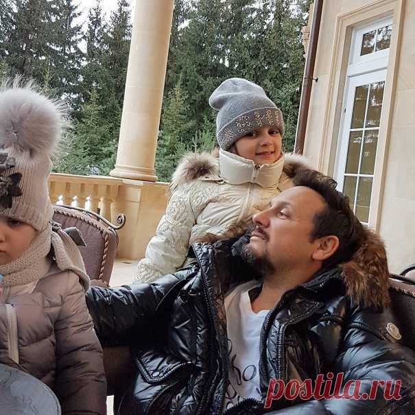 В Сети появились трогательные домашние кадры Стаса Михайлова с дочками — Летидор Жена артиста призналась, что ему редко удается надолго задержаться дома.