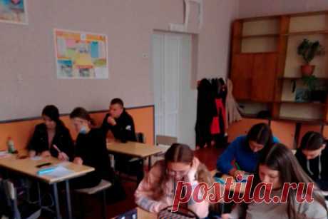 Украинскую школу украсили свастикой. В городе Жашков Черкасской области Украины класс одной из школ украсили выложенной из бумаги свастикой. О необычном декоре удалось узнать благодаря публикации на сайте учебного заведения, в которой руководство учреждения рассказало о занятии, прошедшем в рамках Всеукраинской недели противодействия буллингу.