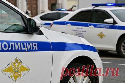 В российском городе троих детей нашли в квартире вместе с телами родителей. Тела двух человек, мужчины и женщины, нашли в квартире в городе Асбест Свердловской области, вместе с ними находились три маленькие девочки. Об этом сообщили представители региональных управлений СКР и ГУ МВД России. Двух девочек поместили в одно из местных соцучреждений, третью доставили в больницу.