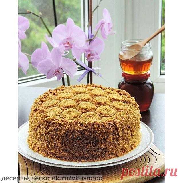 Солнечный медовик
Рецепт:
Мёд — 3 Ст. ложки
Яйца — 3 Штуки
Мука — 3 Стакана
Сахар — 1 Стакан
Сода — 1 Чайная ложка
Сметана — 350 Грамм
Сгущенка - 600 Грамм
Приготовление:
1. Берем небольшую мисочку, взбиваем в ней яйца с содой.
2. Берем глубокую кастрюлю, кладем туда мед и 1 стакан сахара.
Ставим на медленный огонь.
3. На медленном огне, помешивая, доводим смесь до кипения.
Сахар к тому времени полностью растворится в меде.
4. Когда смесь начнет медленно кипеть, вводим в к...