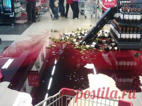 ЕСЛИ ВЫ (ИЛИ ВАШИ ДЕТИ) РАЗБИЛИ ТОВАР ДО ОПЛАТЫ НА КАССЕ! 
Сохраняйте себе на стену, чтобы не потерять  
Друзья мои, распечатайте и положите в карман/права/паспорт и т.д. 
Вы пошли в магазин. 
И пробираясь между стеллажами, снесли стоящую посреди прохода пирамиду из бутылок висящей на плече сумкой. С расстройства, вы заплатили злым работникам магазина 47 тысяч рублей, и весь остаток месяца всей семьей ели воду из-под крана, потому что чайник вам 
пришлось продать... 
Вот несколько абзацев инфор