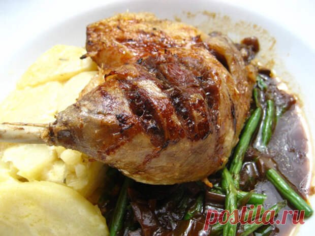 Конфи: крестьянское блюдо, ставшее образцом высокой кухни - Steak Lovers - 13 июня - Медиаплатформа МирТесен Многие ныне популярные блюда высокой кухни не имеют благородного прошлого, связанного с дворцовой, в те времена высокой, кухней. Часть из них повара просто-напросто заимствовали у крестьян. Для простого народа определяющим критерием блюда была сытность. Готовили его из всего, что попадалось под - 13 июня - 43576062946 - Медиаплатформа МирТесен