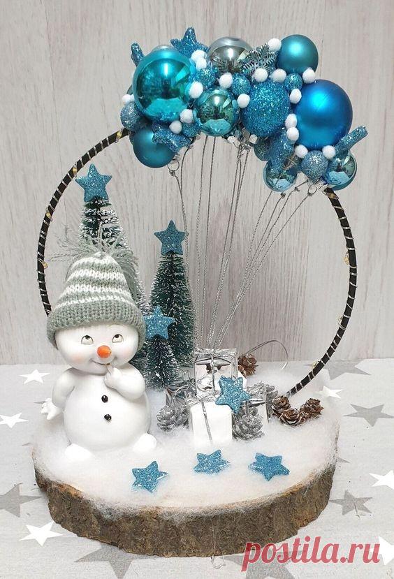 Новогодние инсталляции Новогодние инсталляцииНовогодние инсталляции можно делать из того, что есть под рукой.Их смысл постоянное напоминание о том, что счастье, праздник и волшебство всегда где-то рядом.