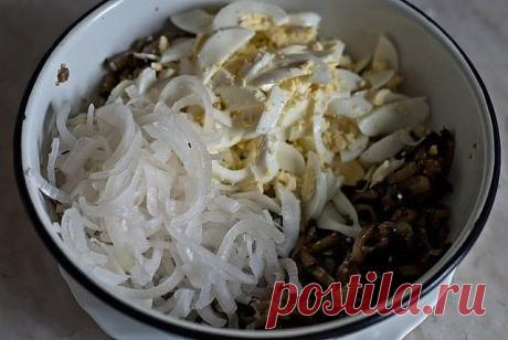 Шикарный салат из баклажанов.

Детки мои, баклажаны вообще не любят, а этот салат уплетали за обе щеки и даже не поняли что там баклажаны, доченька сказала что салатик с грибочками ))))

НЕОБХОДИМО: 4 баклажана,4-5 крутых яйца,2 небольших луковицы,майонез по вкусу,соль, сахар,масло для жарки.

1.Баклажаны режем соломкой,лук полукольцами. 
2.Баклажаны посыпаем солью и оставляем на 15 минут,чтобы стекла горечь
3.Лук необходимо замариновать,для этого обдаем его кипятком,через...