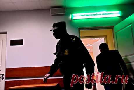 Российского инженера арестовали по делу о многомиллионном мошенничестве. В Санкт-Петербурге главного инженера службы пожарной безопасности метрополитена Виктора Яковлева отправили под домашний арест по делу о многомиллионном мошенничестве. Другим фигурантам дела также избрали меру пресечения: владельцу компании «Альтернатива» Андрею Ефимову и Ивану Репину также назначили домашний арест.