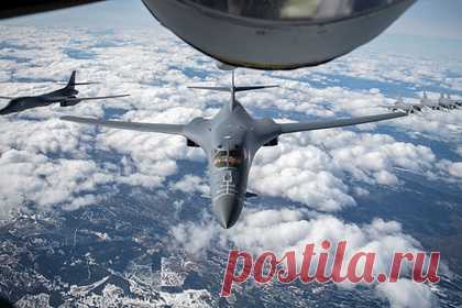 На Украине заявили об отработке американскими B-1B удара по Крыму. Бомбардировщики B-1B Lancer Военно-воздушных сил (ВВС) США в ходе недавней миссии в Черном море отрабатывали нанесение ударов по позициям Черноморского флота (ЧФ) России, расположенным в Крыму, заявляет украинское информационно-консалтинговое агентство Defense Express. Первую дозаправку они провели вблизи Британии.