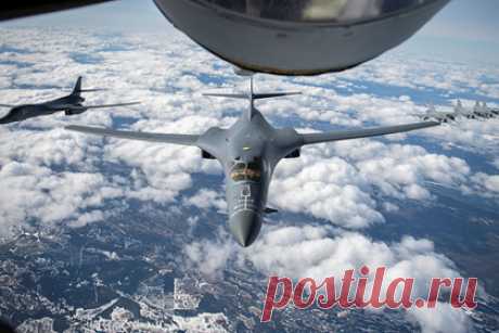 На Украине заявили об отработке американскими B-1B удара по Крыму. Бомбардировщики B-1B Lancer Военно-воздушных сил (ВВС) США в ходе недавней миссии в Черном море отрабатывали нанесение ударов по позициям Черноморского флота (ЧФ) России, расположенным в Крыму, заявляет украинское информационно-консалтинговое агентство Defense Express. Первую дозаправку они провели вблизи Британии.