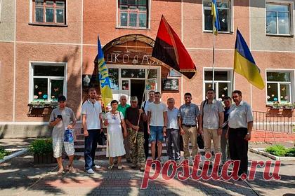 На Украине почтили память нацистского преступника. Жители села Литин Винницкой области Украины устроили праздник по случаю 110-летия нацистского преступника Омеляна Грабца, причастного к массовому истреблению еврейского населения. Почтить память фашиста пришли около 12 человек, также на празднование юбилея прибыла делегация Украинского института национальной памяти.