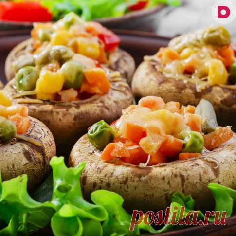 Выходные позади, но это не значит, что надо отказываться от вкусной еды! Готовим прекрасную закуску - фаршированные шампиньоны. Помогает нам актер Вячеслав Манучаров. 
