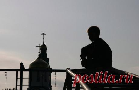 Как-то раз после второй литургии я пил чаёк с булочкой. Вдруг к столу подошел папа с сыночком лет пяти. Лицо мальчика не показалось мне смышленым. Казалось, он из тех детей, которых интересуют лишь «Марс» и «Сникерс» и как их заполучить у родителей. Но вдруг мальчик озабоченно взглянул на родителя и спросил: «Папа, расскажи мне: что такое благодать?»

От такой неожиданности я чуть не поперхнулся чаем, срочно перестал жевать булку и замер, чтобы не пропустить ни слова. Пояс...