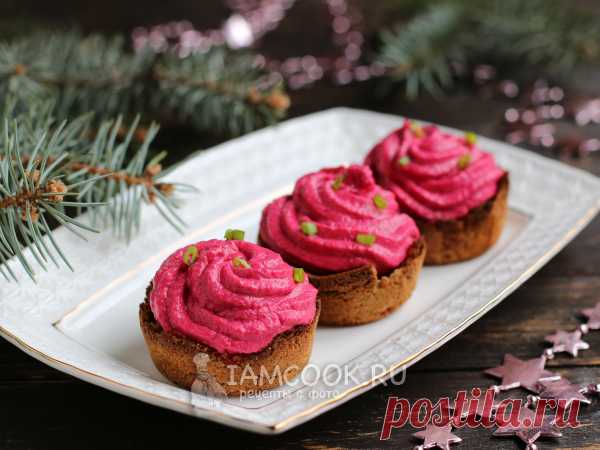 Канапе «Селедочка под свекольным муссом» — рецепт с фото Закуска, похожая на селедку под шубой. Запекаем тарталетки из черного хлеба, выкладываем селедочку и мусс из свеклы и творожного сыра.