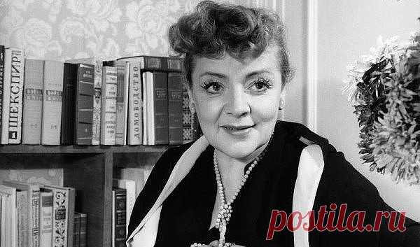 Почему женщина должна быть красивой?

В моей жизни были разные этапы и разное отношение к красоте и к собственной внешности.

Сегодня у меня есть четкая позиция: Женщина должна быть красивой. Именно должна. Потому что так задумано природой: цветы должны цвести, радовать глаз и источать тонкие ароматы, птицы должны петь, солнце светить. А женщина должна нравиться себе, наслаждаться собой и быть красивой.

Раньше я с презрением относилась к женщинам, которые следят за собой:...