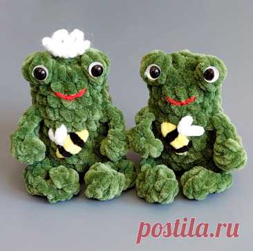PDF Озорные лягушата Гоша и Глаша крючком. FREE crochet pattern; Аmigurumi toy patterns. Амигуруми схемы и описания на русском. Вязаные игрушки и поделки своими руками #amimore - маленький лягушонок из плюшевой пряжи, плюшевая лягушка.