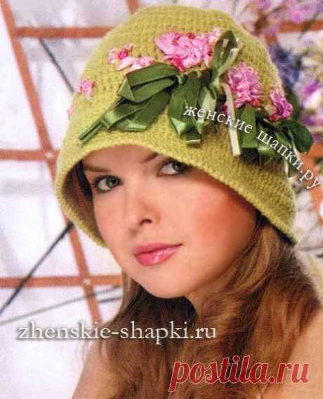 Вязаная шляпка с цветами