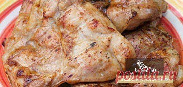 Стейк Паргит в соево-медовом соусе

ИНГРЕДИЕНТЫ
Соевый соус-маринад - 250 мл
Окорочек без кости с кожей - 8 шт.
восточные приправы для курицы - 2 ст. л.
оливковое масло - 50 мл
мед жидкий - 1 десертная ложка
соль - по вкусу
лаваш - 1 шт.
ПОШАГОВЫЙ РЕЦЕПТ ПРИГОТОВЛЕНИЯ
Шаг 1
Для приготовления стейков использовать бескостный охлажденный окорочок, с которого необходимо снять кожу.

Шаг 2
Сделать надрез в мясе, чтобы его раскрыть, удалив при этом лишние кусочки жира и мякоти, ...