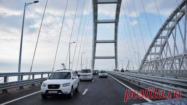 Очередь автомобилей, ожидающих проезда у Крымского моста, выросла