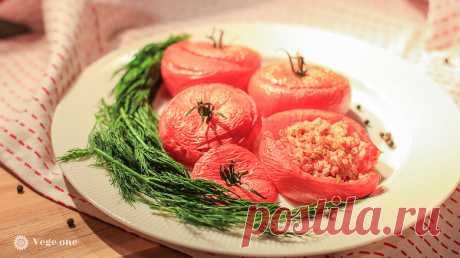 Запечённые томаты с начинкой из риса