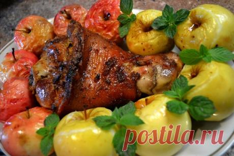 Рулька запечёная с яблоками.