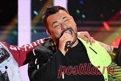 Сергей Жуков объяснил отказ от новогодних концертов. Солист группы «Руки Вверх!» Сергей Жуков объяснил, почему отказывается выступать в Новый год. «Даже если в ночь с 31 на 1 января у меня, как и у многих артистов, выпадает концерт, то в полночь, под бой курантов, я всегда дома. Этому правилу я не изменяю уже много лет», — сказал он.