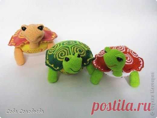 Tortue au crochet , pas à pas en images ! - Crochet   Passion  Voici des ravissantes tortues , à la belle carapace colorée et aux yeux incrustés , avec un pas à pas en images , réalisé et partagé par 
