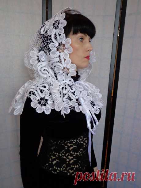 Платок донской для храма сплетен на коклюшках.Нитки хлопок белого  цвета.Фасон  с закругленной оборкой спереди  и уголком ,украшенным крестиком,сзади. Пышный капюшон,завязка- атласная лента.