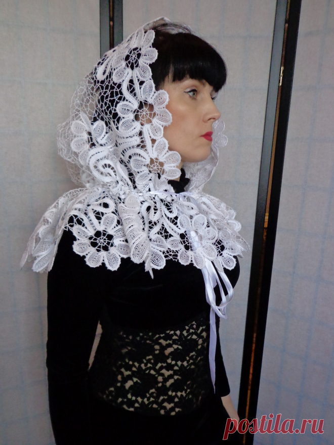 Платок донской для храма сплетен на коклюшках.Нитки хлопок белого  цвета.Фасон  с закругленной оборкой спереди  и уголком ,украшенным крестиком,сзади. Пышный капюшон,завязка- атласная лента.