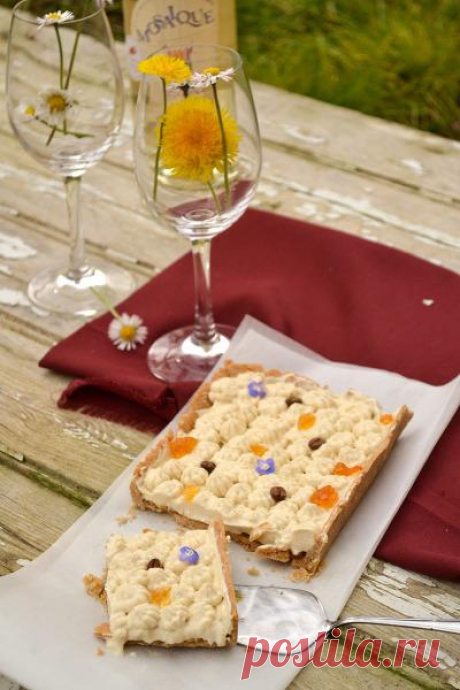 Тарт с кофейным муссом из белого шоколада и апельсиновым джемом.