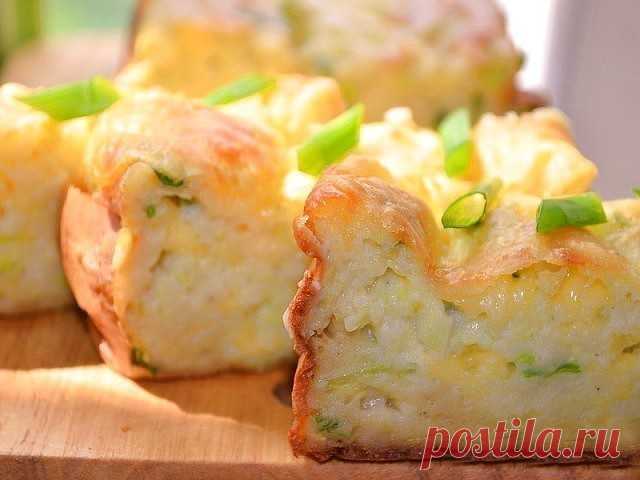 ПОДБОРКА ЛУЧШИХ РЕЦЕПТОВ С КАБАЧКАМИ

1. Кабачки жареные
Такие кабачки готовила моя бабушка. Я впадаю в детство каждое лето.

Приготовление:

Рецепт слишком простой, но очень вкусные кабачки получаются.
Молодые кабачки нарезать кружочками, чуть присолить и дать постоять минут 10. Дальше возможны два варианта развития событий. Бабушка жарила, обкатав в муке и хорошенько ее обтрусив, чтобы не приставали к сковороде. Но сейчас, во время высоких технологий, есть сковородки, к ...