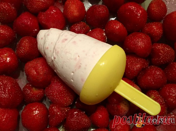 Мороженое за 15 минут Вкусное сливочное мороженое со свежей ноткой клубники. Получается в меру сладкое, сразу после приготовления температура мороженого оптимальна, чтобы угостить деток без опасения простудить горло! А для себя можно немного подержать в морозилке. Подойдёт для десерта на даче!Да и готовится 10-15 минут! Мои малыши обожают!