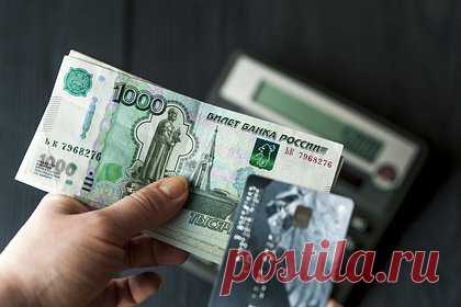 Российские компании начали по-новому выплачивать зарплаты сотрудникам за рубежом. Cанкции против российского финсектора, валютные ограничения и общий экономический спад вынудили работодателей по-другому выплачивать зарплаты сотрудникам за рубежом. Одни продолжают перечислять оплату на карты зарплатного банка, другие разрешают поменять банк, еще одна схема — заключение агентского договора.