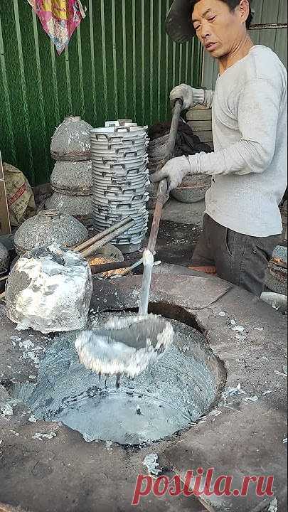 Смотрите любимые видео, слушайте любимые песни, загружайте собственные ролики и делитесь ими с друзьями, близкими и целым миром.